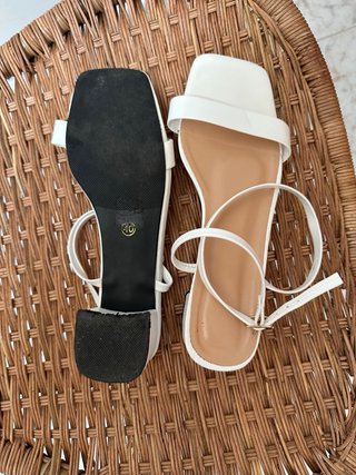 Sandalias blancas tacón bajo con tira