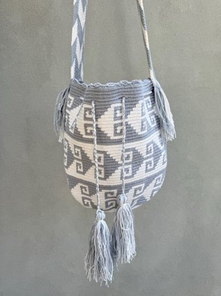 Bolso Wayuu tejido gris y blanco