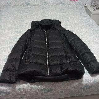 Chaqueta de plumas negra