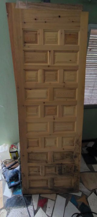 Puerta de madera maciza