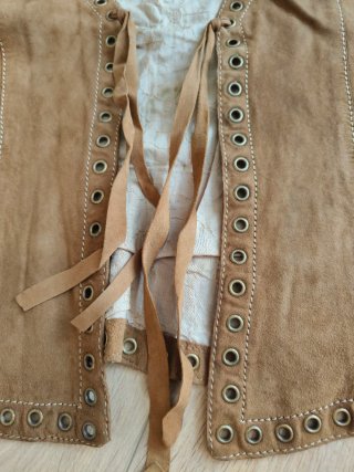 Chaleco OAKWOOD Piel Marrón Tachuelas Estrella