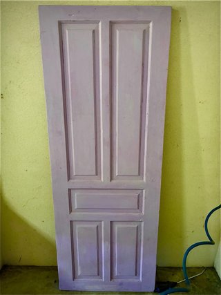 Puerta morada de madera.