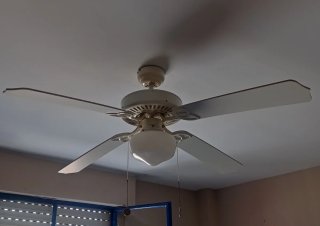 Ventilador de techo blanco