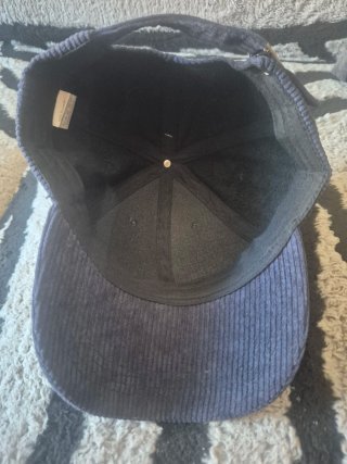 Gorra azul nueva con etiquetas