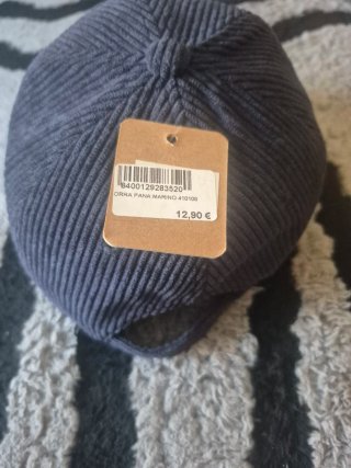 Gorra azul nueva con etiquetas