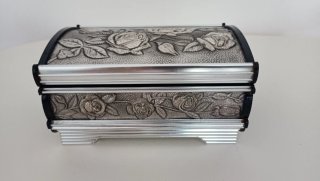 Joyero de metal Plateado con Rosas. Como nuevo.