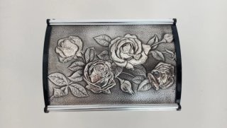 Joyero de metal Plateado con Rosas. Como nuevo.