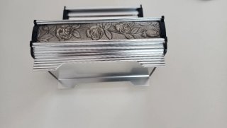 Joyero de metal Plateado con Rosas. Como nuevo.