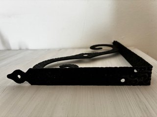 Supporti angolari in ferro battuto per scaffali