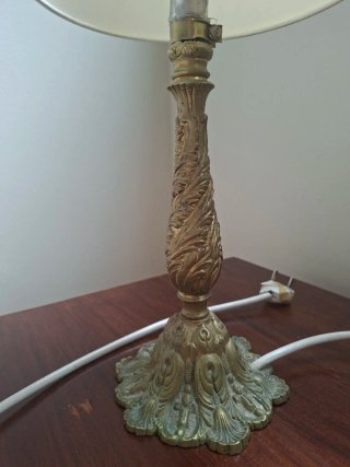 Lámpara de mesa vintage dorada de latón