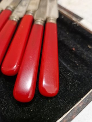 Set coltelli vintage manici rossi