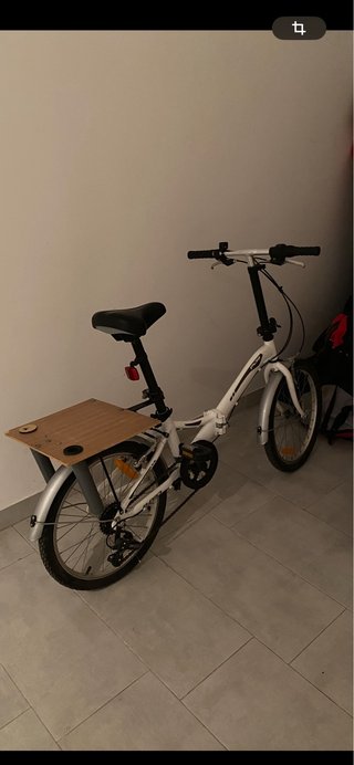 Bicicleta plegable blanca.
