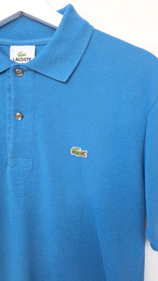 Polo Lacoste original en color azul clásico.