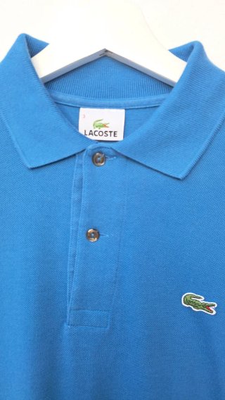 Polo Lacoste original en color azul clásico.