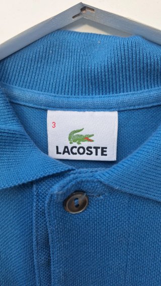 Polo Lacoste original en color azul clásico.