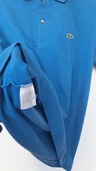 Polo Lacoste original en color azul clásico.