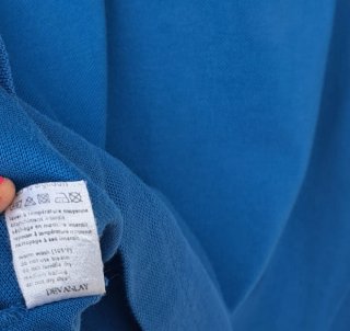 Polo Lacoste original en color azul clásico.
