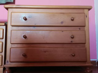 Cómoda de madera con cajones