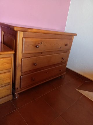 Cómoda de madera con cajones
