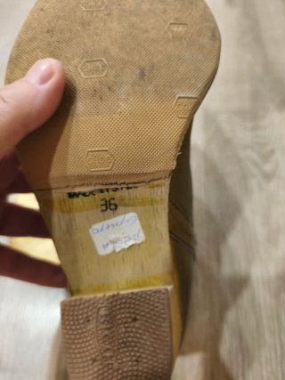 Botas doradas con diseño calado, no número 36