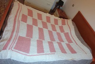 Coperta fatta a mano rosa e bianca