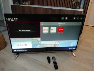 Televisión Smart TV Negra y plateada