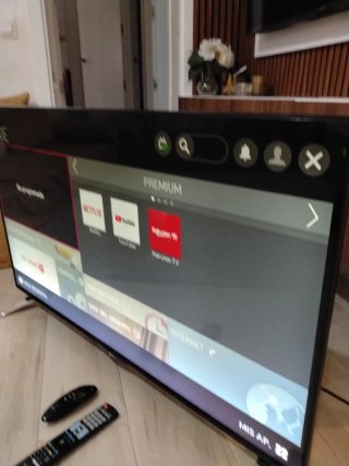 Televisión Smart TV Negra y plateada