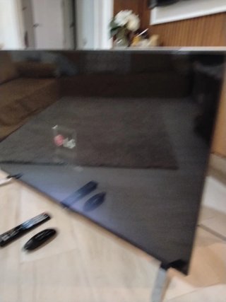 Televisión Smart TV Negra y plateada