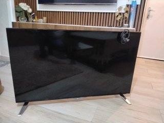 Televisión Smart TV Negra y plateada