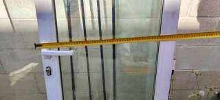 Puerta abatible de cristal y aluminio