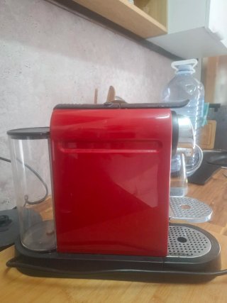 Cafetera Roja Nespresso marca Krupp