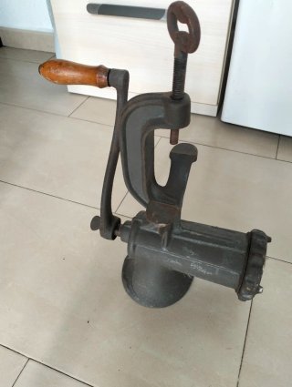 Picadora de carne manual antigua