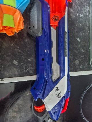Pistola de agua Super Soaker y Nerf