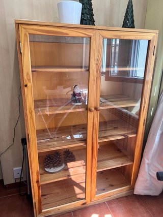 Librería de madera y cristal