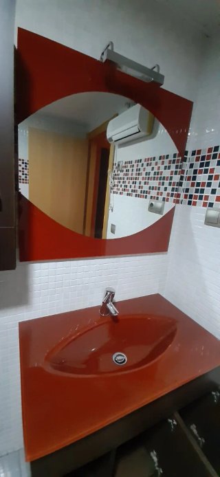 Mueble de baño madera marrón y rojo