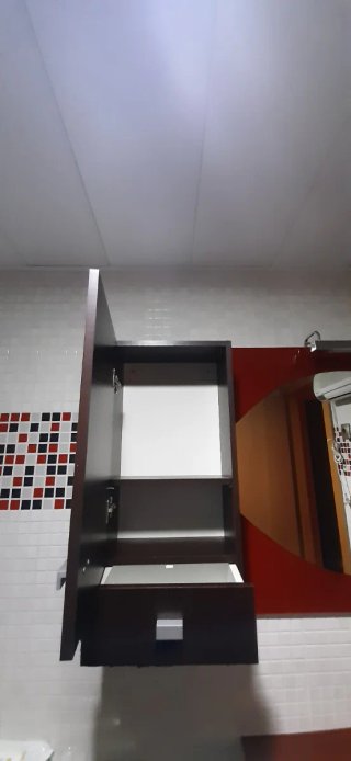 Mueble de baño madera marrón y rojo