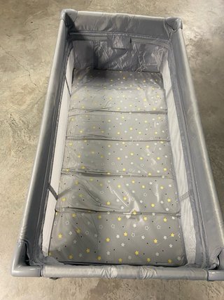 Cuna de viaje portátil gris
