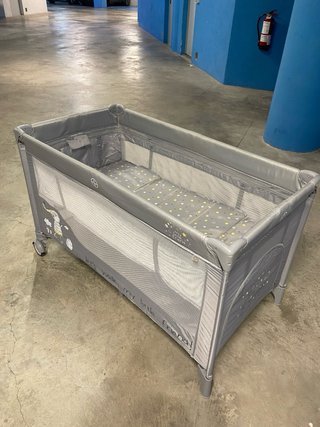Cuna de viaje portátil gris