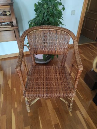 Sillón de mimbre artesanal