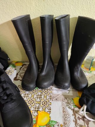 Botas de goma y zapatos de trabajo negros
