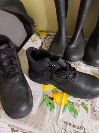 Botas de goma y zapatos de trabajo negros