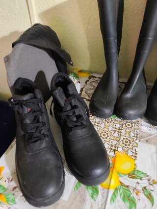 Botas de goma y zapatos de trabajo negros