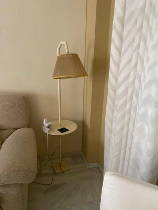 Lámpara de pie con mesa auxiliar