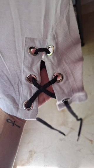 Camiseta Guess Blanca con Cordones