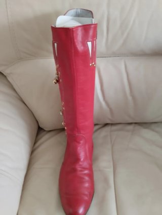 Botas de zíngaro rojas con adornos