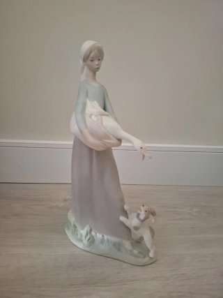 Figura Nao de porcelana niña con oca y un perro