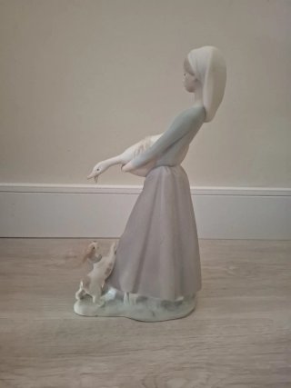 Figura Nao de porcelana niña con oca y un perro
