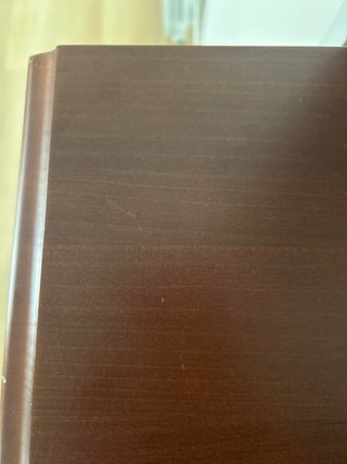 Estantería de madera oscura