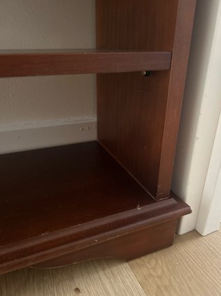 Estantería de madera oscura
