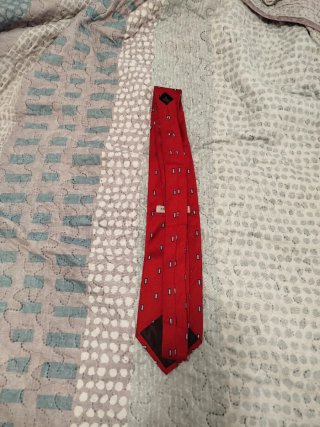 Corbata roja con pequeños cuadros